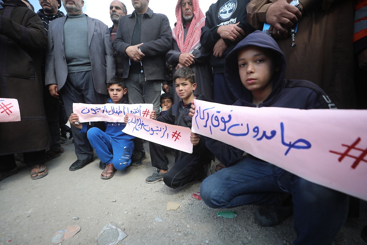 نظمت عائلات فلسطينية نازحة، تعيش وسط الأنقاض في حي الزيتون بمدينة غزة، احتجاجًا للمطالبة بتوفير المياه والغذاء والرعاية الصحية والتعليم للنازحين، ووقف الهجمات الإسرائيلية المستمرة ضدهم. مدينة غزة، 25 فبرايرشباط 2026. تصوير عمر أشتوي