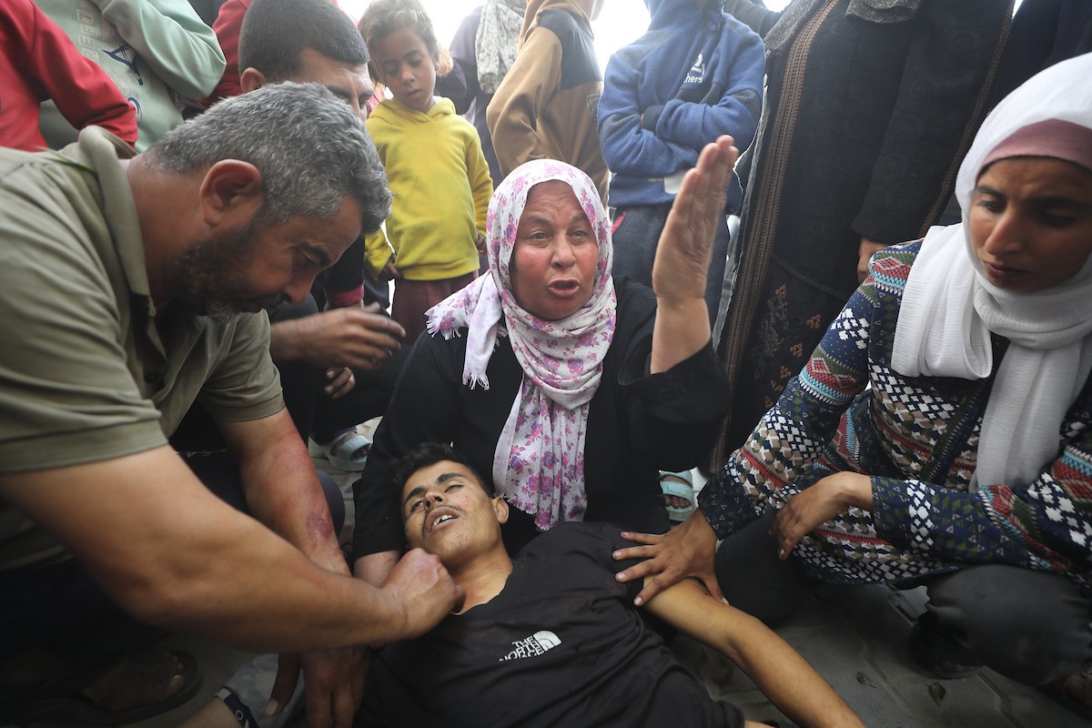 ودّاع جثمان وصل إلى مستشفى الشفاء في مدينة غزة. وكان قد استشهد بنيران الجيش الإسرائيلي أثناء جمعه الحطب في بيت لاهيا، شمال قطاع غزة، 8 فبراير/شباط 2026. تصوير: عمر أشتوي