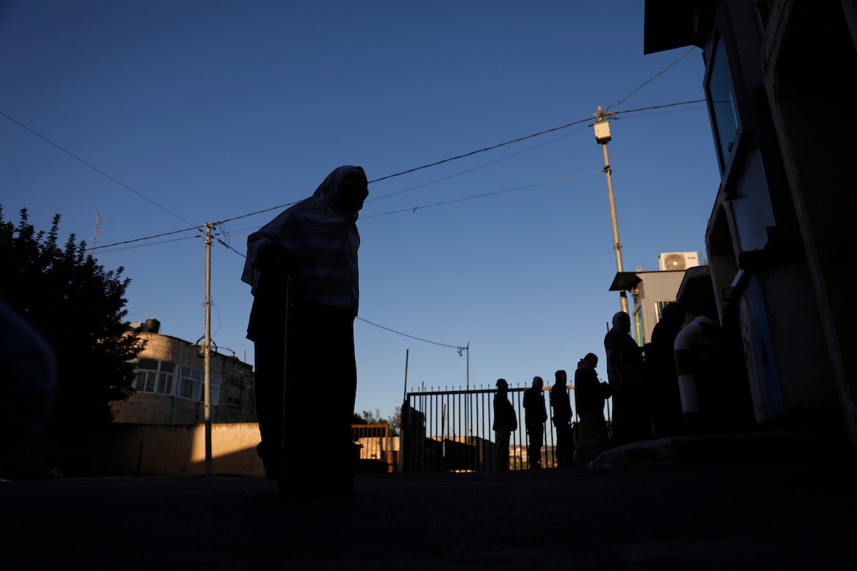 توافد المصلون بكثافة إلى نقطة تفتيش في بيت لحم، متجهين إلى المسجد الأقصى في القدس لأداء صلاتي الجمعة والتراويح، 20 فبراير/شباط 2026. صورة: مأمون وزواز