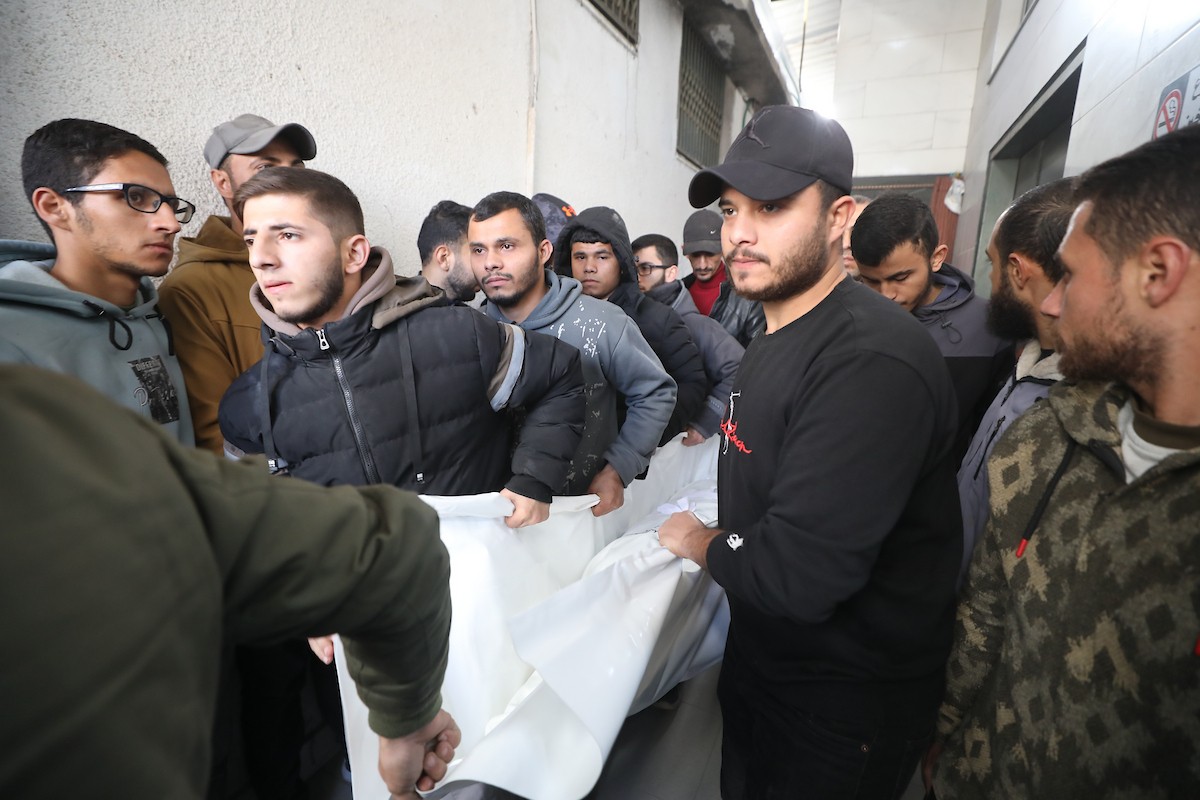 ودّع فلسطينيون جثامين أربعة مواطنين في مستشفى الشفاء بمدينة غزة، سقطوا في غارة إسرائيلية ليلة أمس في جباليا، شمال قطاع غزة. ١٥ فبراير/شباط ٢٠٢٦. صورة: عمر أشتوي