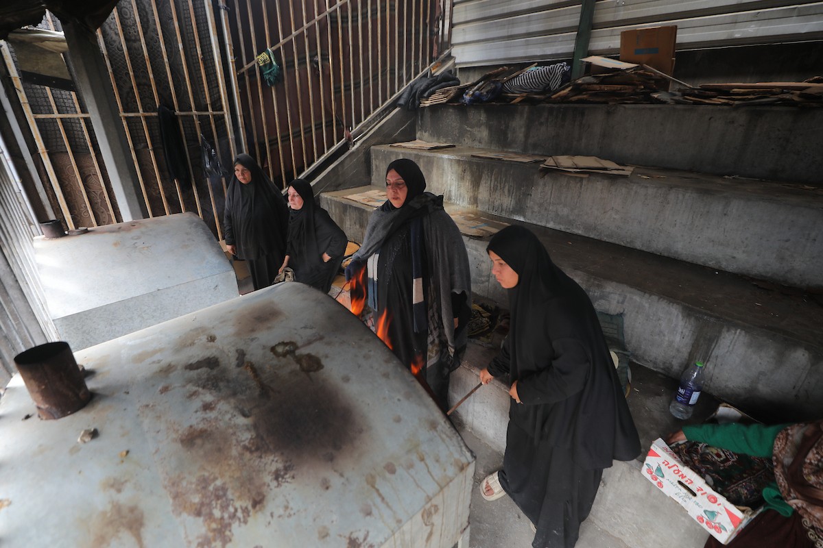 مجموعة من النساء يعملن داخل مخبز أُنشئ في مخيم اليرموك للاجئين بمدينة غزة، ضمن مبادرة إنسانية بالشراكة مع اللجنة الدولية للصليب الأحمر. تهدف المبادرة إلى تخفيف الأعباء المعيشية عن النساء النازحات، لا سيما خلال شهر رمضان. مدينة غزة، 25 فبراير/شباط 2026. تصوير: عمر أشتوي
