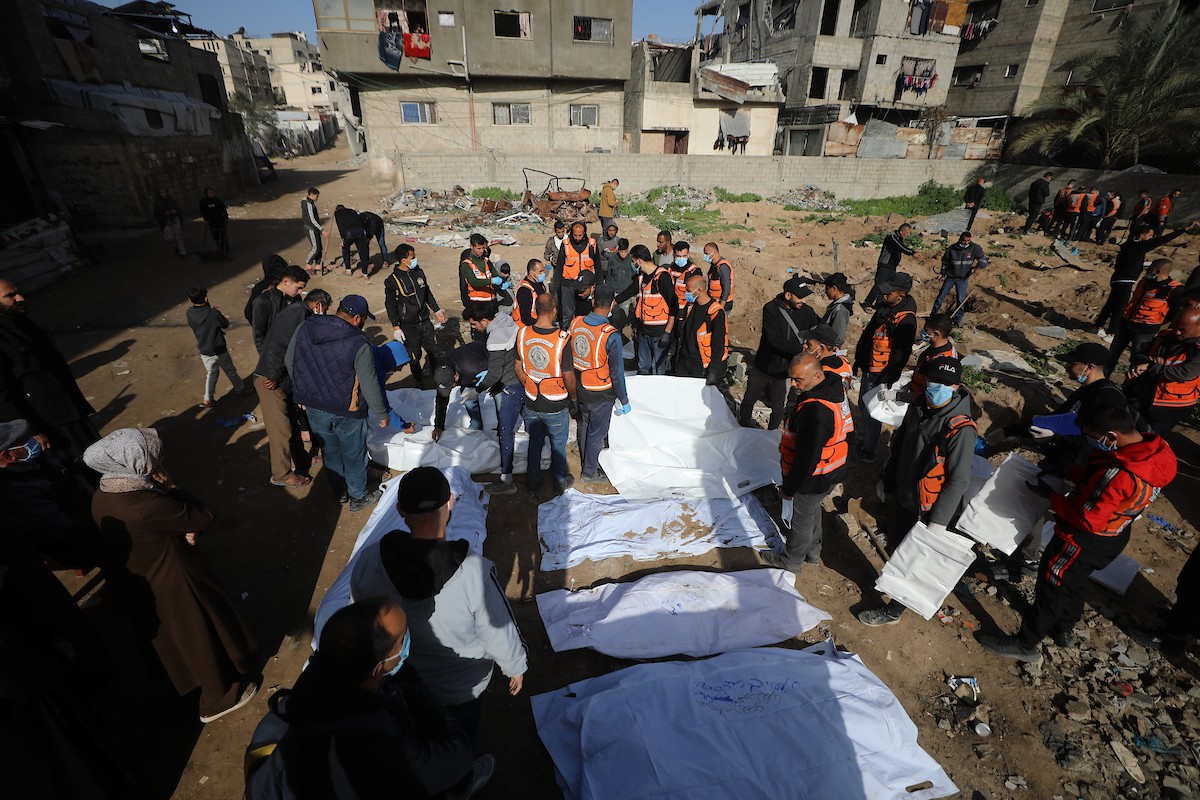 استخراج جثث عشرات الفلسطينيين الذين فقدوا أرواحهم خلال الهجمات الإسرائيلية ودُفنوا مؤقتًا في منطقة النفق بمدينة غزة، تمهيدًا لنقلها إلى المقابر الرسمية، 1 فبراير/شباط 2026. (صورة: عمر أشتوي)