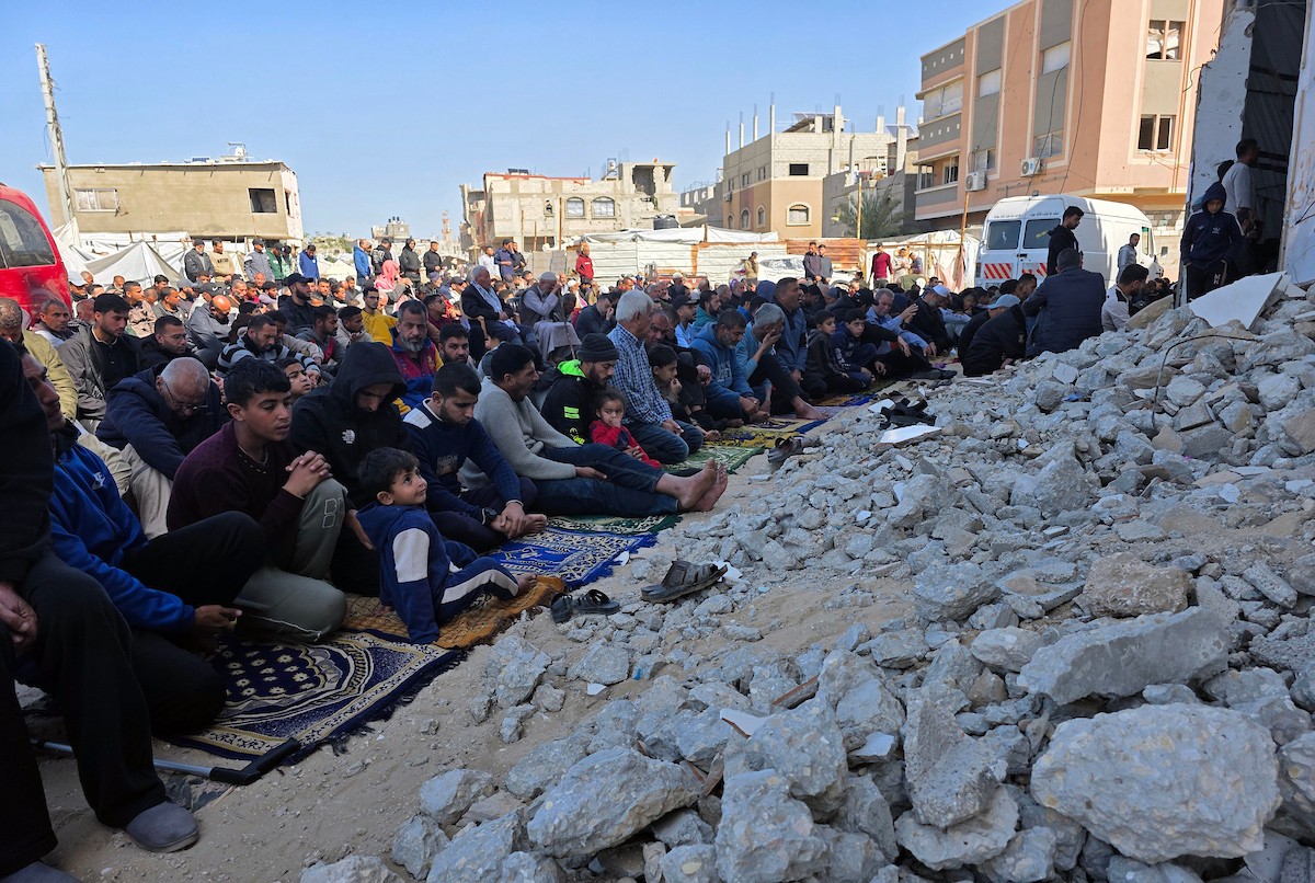 يؤدي الفلسطينيون أول صلاة جمعة من شهر رمضان المبارك وسط أنقاض مسجد الألباني في خان يونس، غزة، في 20 فبراير/شباط 2026. صورة: طارق محمد