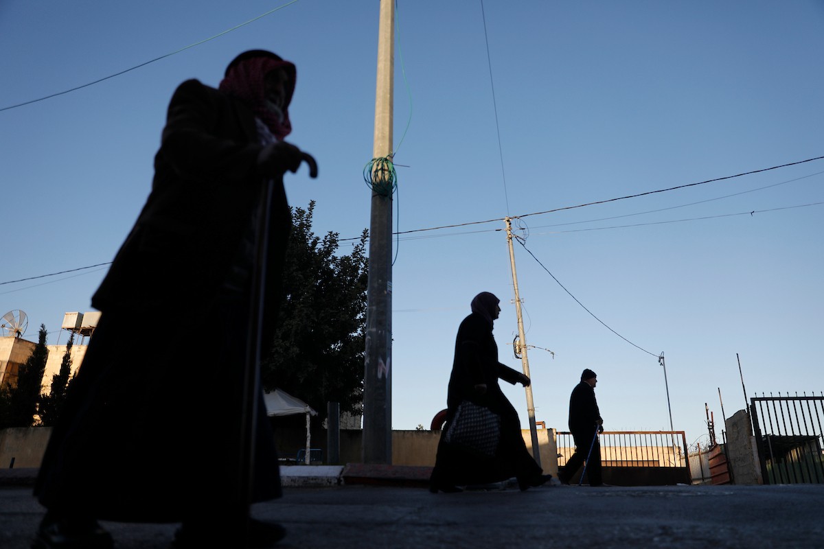 توافد المصلون بكثافة إلى نقطة تفتيش في بيت لحم، متجهين إلى المسجد الأقصى في القدس لأداء صلاتي الجمعة والتراويح، 20 فبراير/شباط 2026. صورة: مأمون وزواز