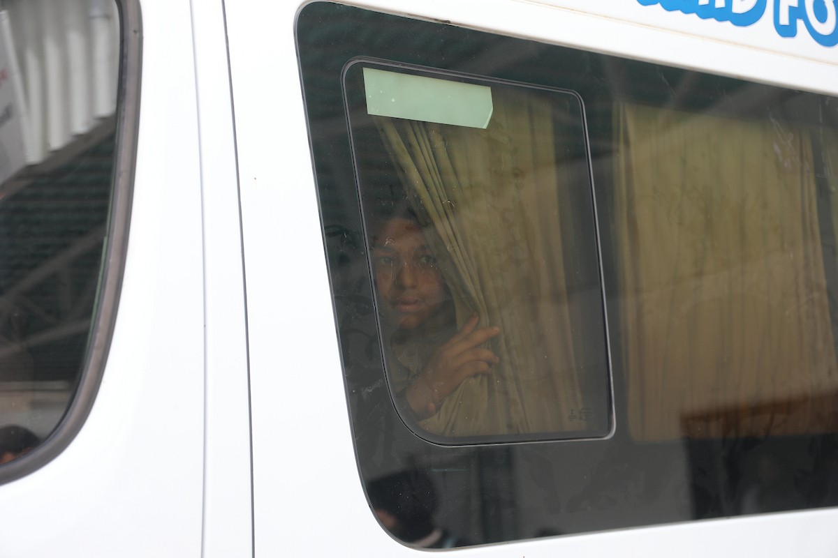 مركبات تابعة للأمم المتحدة تنقل عدداً من الجرحى ومرافقيهم من المقر الميداني لجمعية الهلال الأحمر الفلسطيني في خان يونس إلى معبر كرم أبو سالم لتلقي العلاج الطبي في الخارج،2 فبراير/شباط 2026