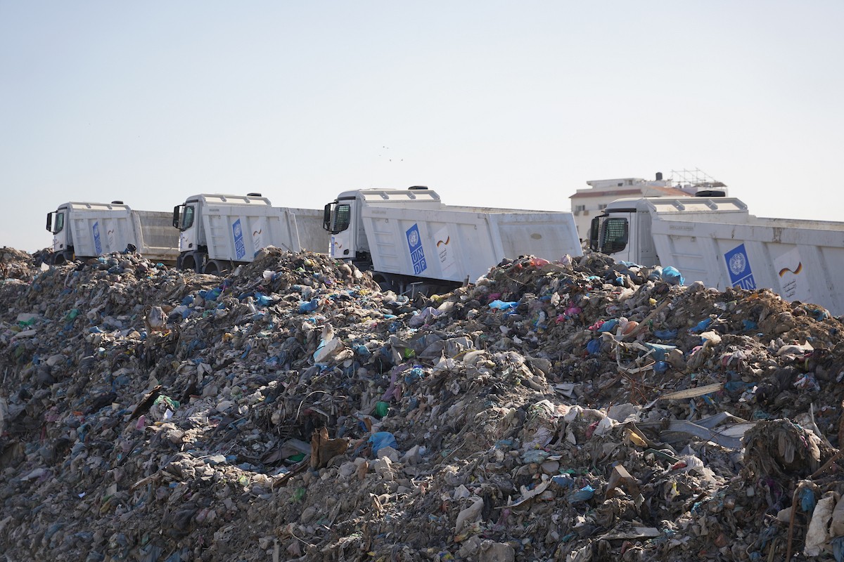 برنامج الأمم المتحدة الإنمائي يطلق عمليات تنظيف في أحد أكبر مواقع النفايات بمدينة غزة، والذي يُشكّل خطراً جسيماً على الصحة العامة، في منطقة سوق فراس على طول شارع عمر المختار ، 11 فبراير/شباط 2026. (صورة: عمر أشتوي)