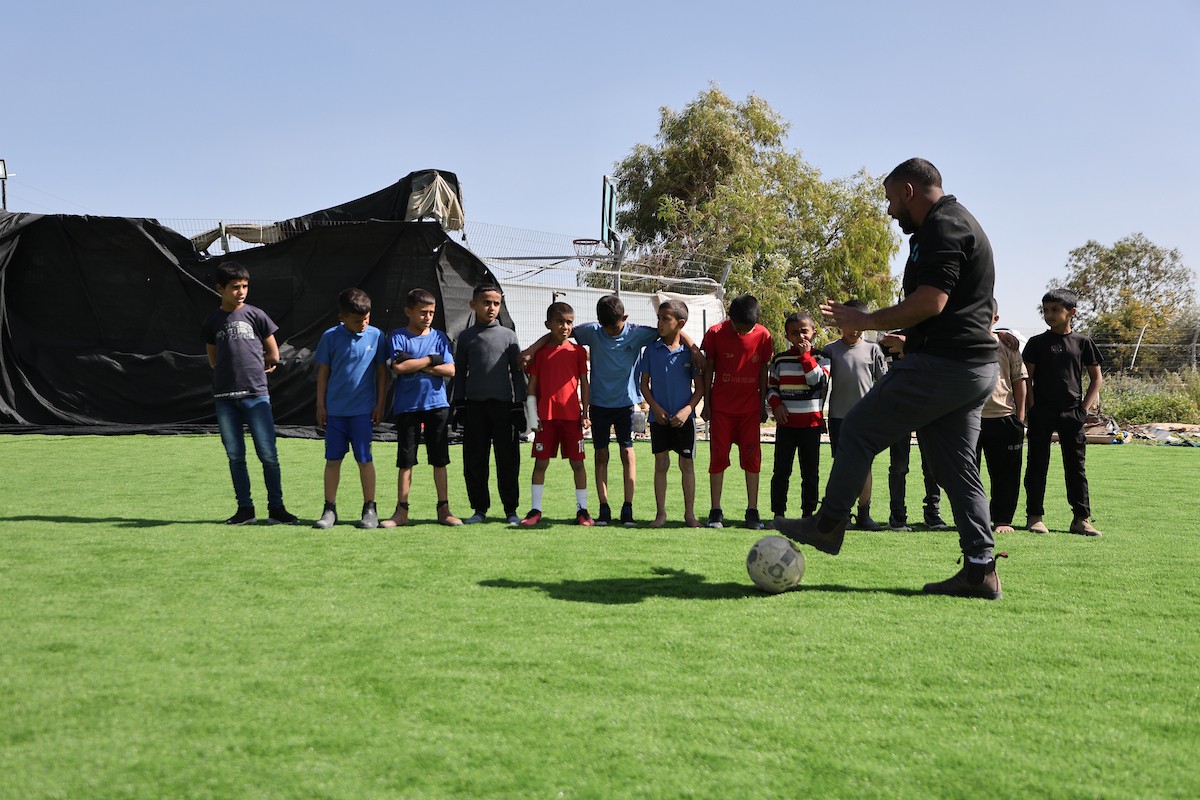 يواجه ملعب للأطفال في خربة أم الخير، وهي قرية بدوية تقع جنوب الضفة الغربية، خطر الهدم بعد تلقي إشعار رسمي من الجيش الإسرائيلي. 23 فبراير/شباط 2026. تصوير: مأمون وزواز