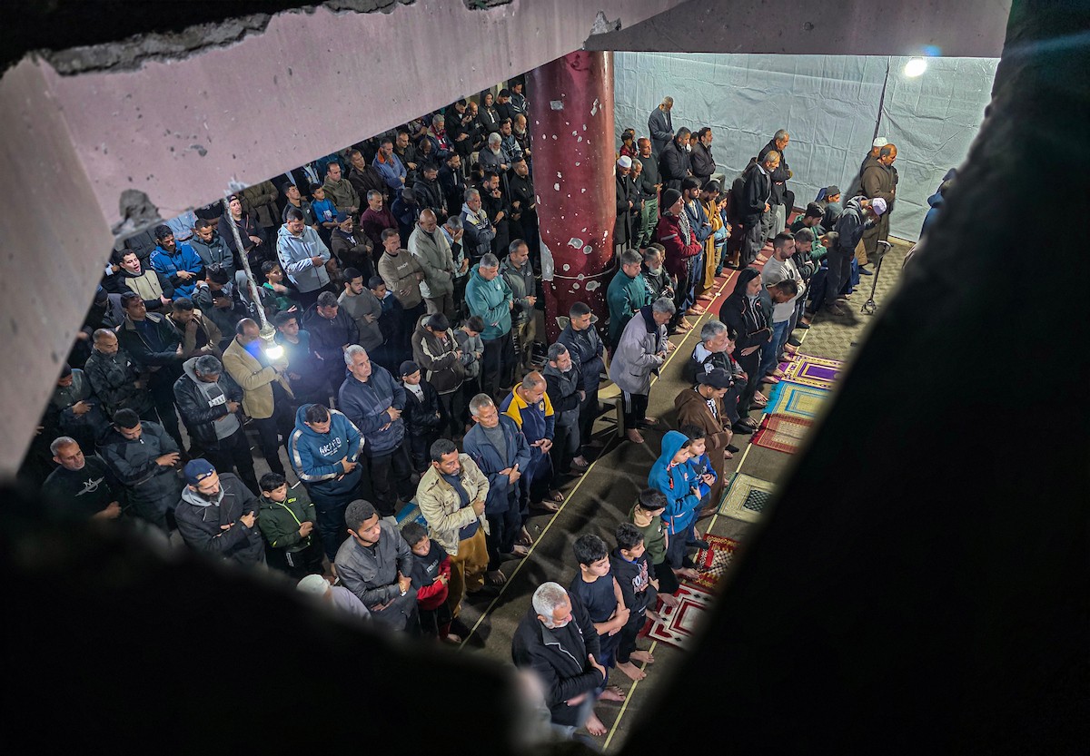 تجمّع المصلون في مسجد الفاروق المتضرر بشدة لأداء أول صلاة تراويح في شهر رمضان المبارك، رغم الدمار الذي خلفته الهجمات الإسرائيلية في خان يونس، جنوب قطاع غزة، في 17 فبراير/شباط 2026. صورة: تامر إبراهيم