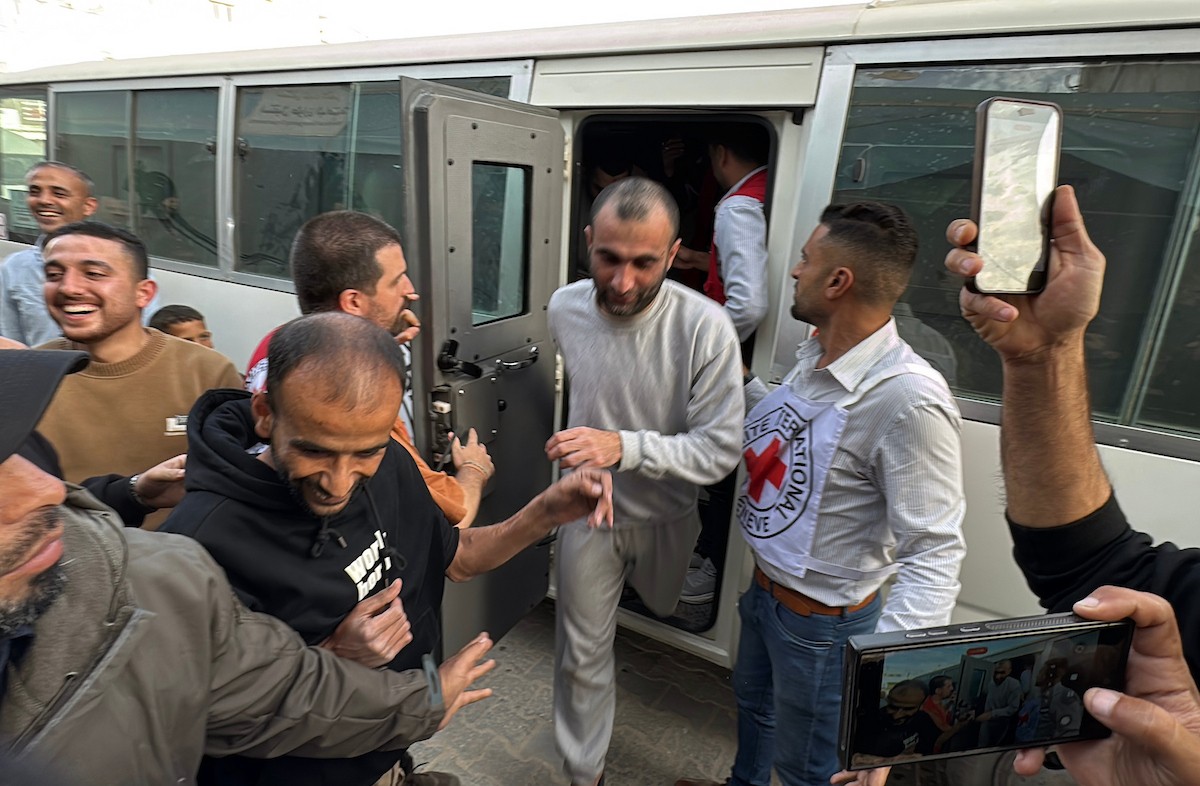 اللجنة الدولية للصليب الأحمر تنقل 8 أسرى فلسطينيين إلى مستشفى شهداء الأقصى في دير البلح، وسط قطاع غزة، بعد إطلاق سراحهم من قبل القوات الإسرائيلية. ١٦ فبراير/شباط ٢٠٢٦. صورة: أحمد إبراهيم