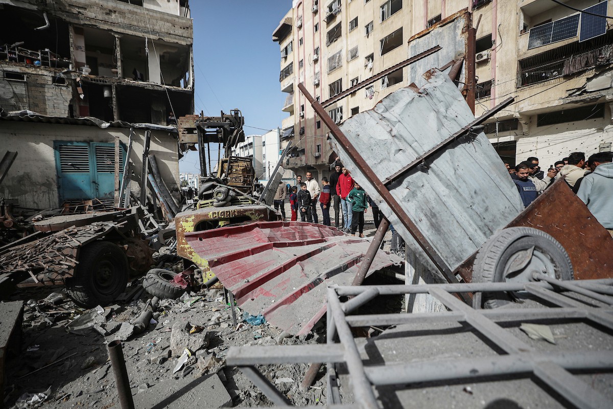 يتفقد فلسطينيون مبنىً متضرراً ومدمراً إلى حد كبير بعد استهدافه من قبل الجيش الإسرائيلي في حي النصر بمدينة غزة، في 31 يناير/كانون الثاني 2026. (صورة: عمر أشتوي)