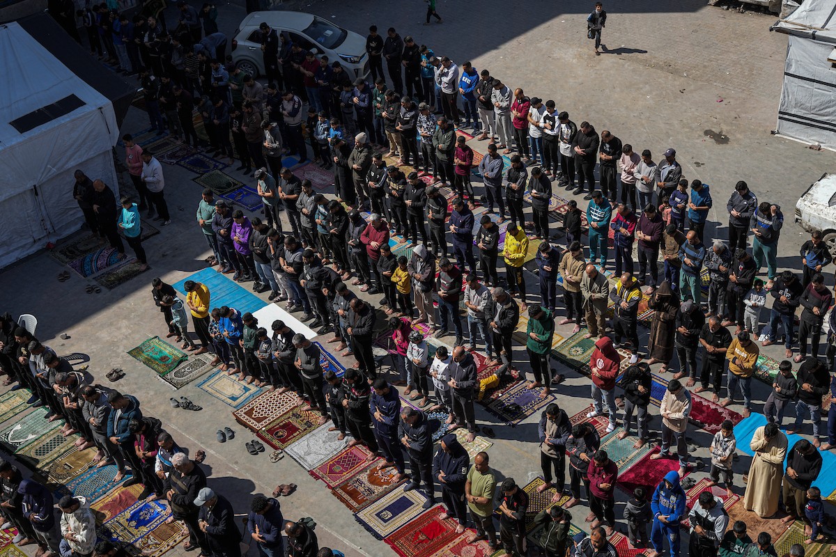 يؤدي المصلون الفلسطينيون صلاة الجمعة خلال شهر رمضان المبارك في مدرسة صلاح الدين، التي حُوِّلت إلى مأوى للفلسطينيين النازحين في ظل الحرب الإسرائيلية الحماسية، بمدينة غزة، يوم الجمعة 20 فبرايرشباط 2026. تصوير عمر أشتوي