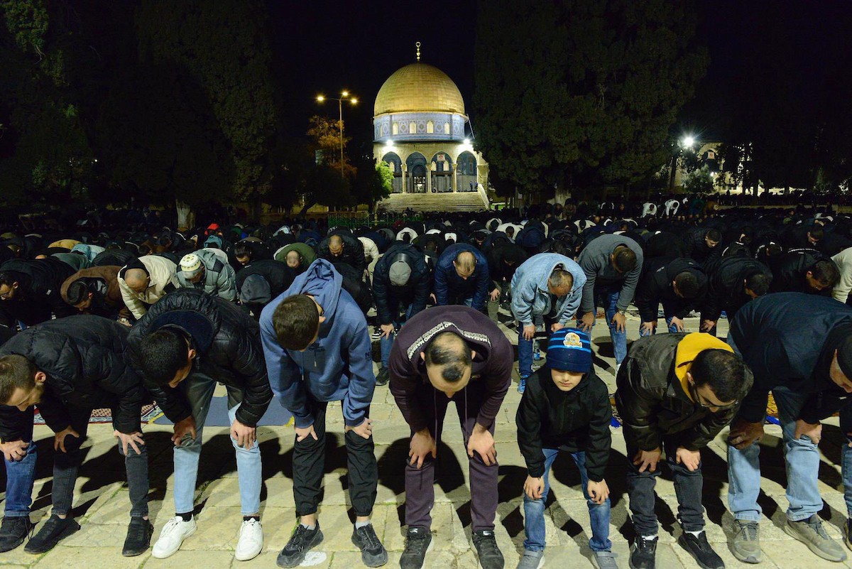 يؤدي الفلسطينيون صلاتي العشاء والتراويح في ساحات المسجد الأقصى في اليوم الخامس من رمضان، القدس، 22 فبراير 2026. صورة من دائرة الأوقاف الإسلامية في القدس.