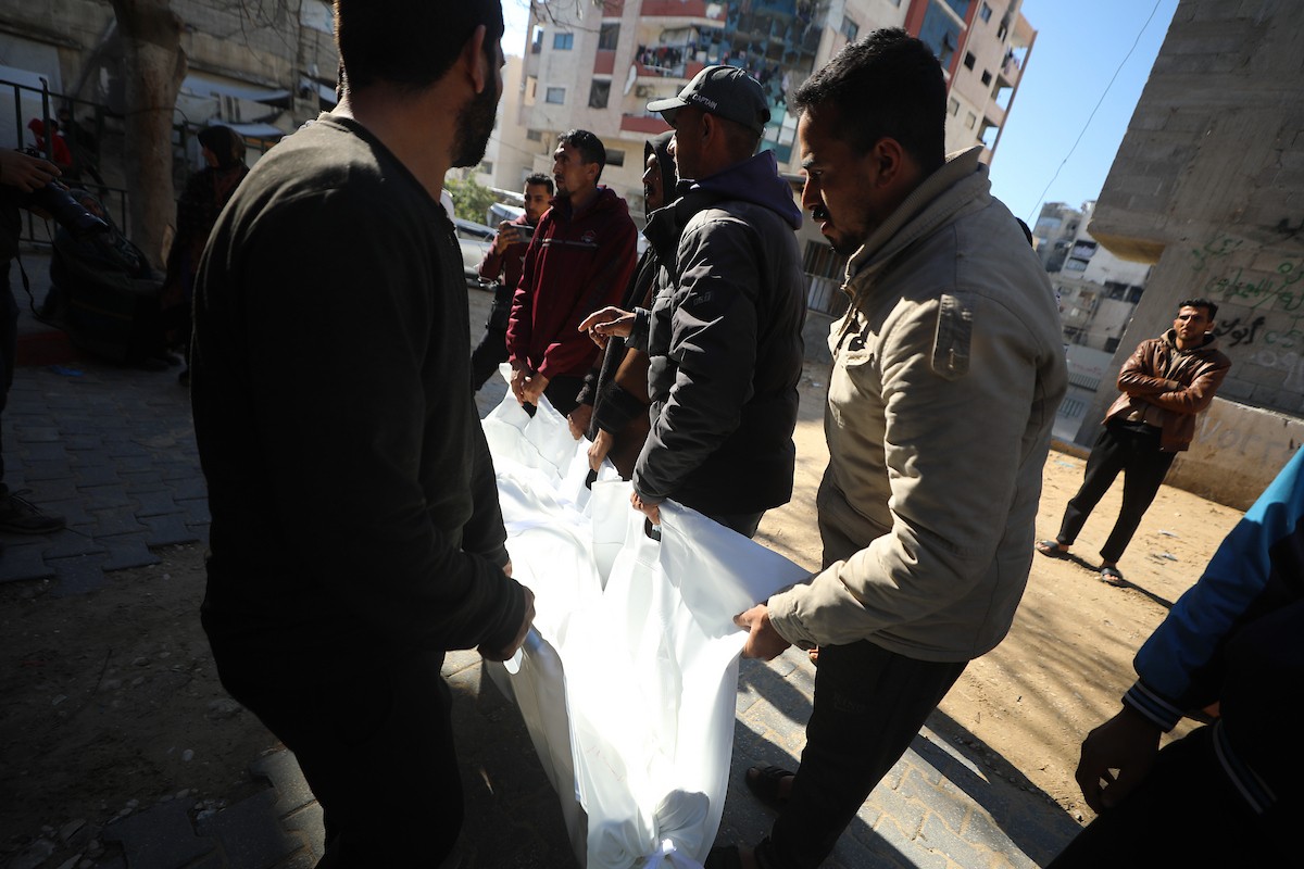 ودّع فلسطينيون جثماني مواطنين اثنين في مستشفى الشفاء بمدينة غزة. وبحسب مصادر عائلية، قُتل الرجلان على يد القوات الإسرائيلية في بيت لاهيا، شمال قطاع غزة، في 24 فبراير/شباط 2026. (صورة: عمر أشتوي)