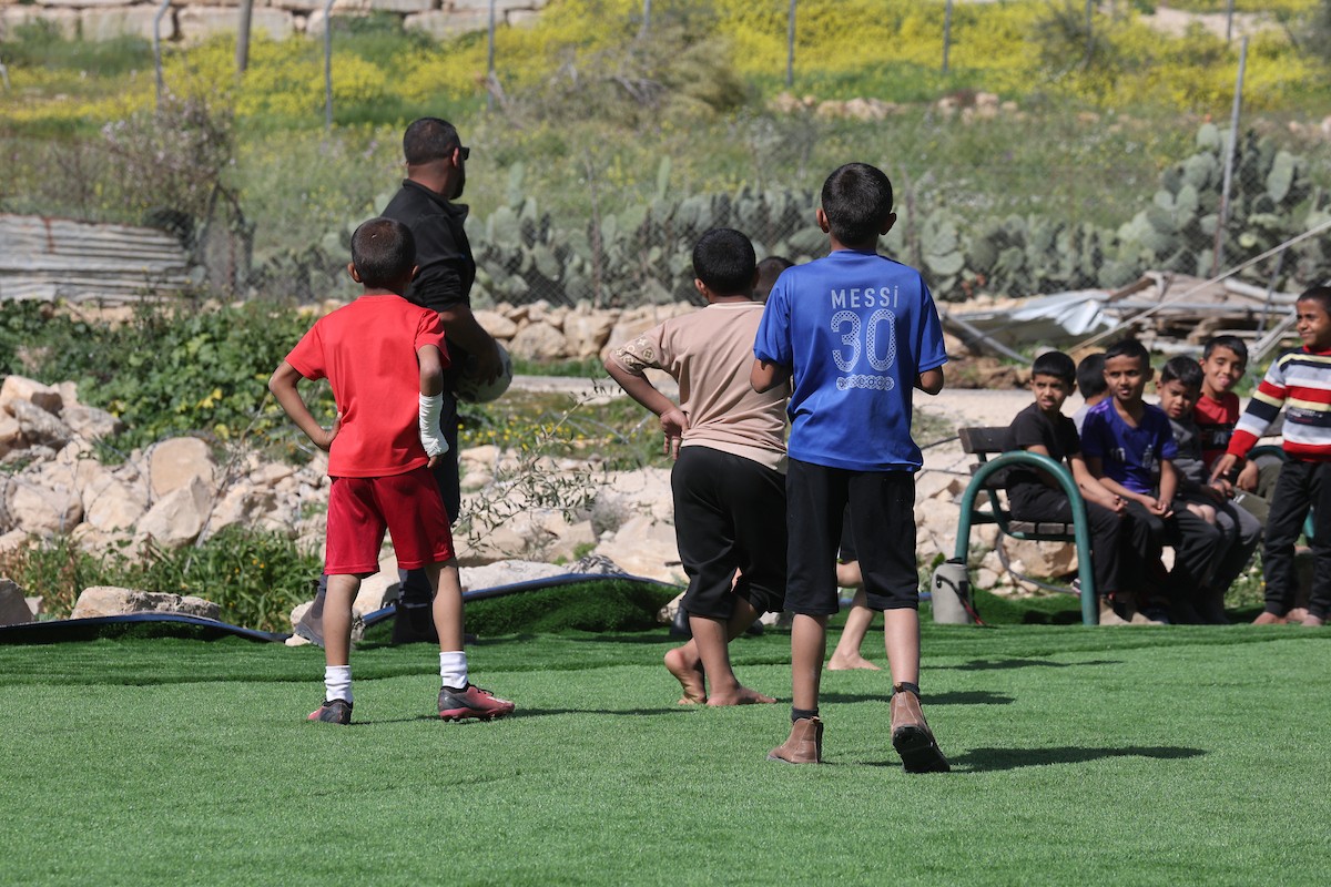 يواجه ملعب للأطفال في خربة أم الخير، وهي قرية بدوية تقع جنوب الضفة الغربية، خطر الهدم بعد تلقي إشعار رسمي من الجيش الإسرائيلي. 23 فبراير/شباط 2026. تصوير: مأمون وزواز