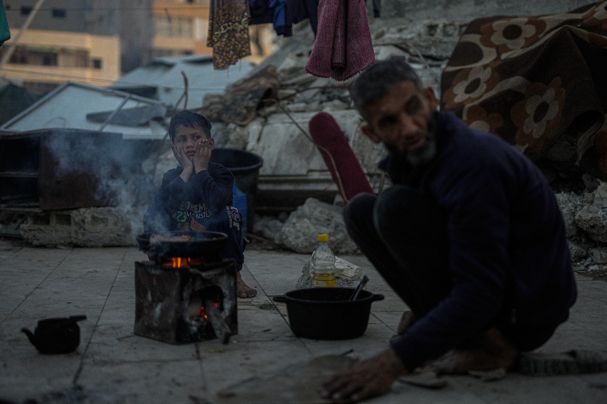 عائلة فلسطينية نازحة من بيت حانون تفطر في ثاني أيام رمضان في خيمة متداعية وسط أنقاض مسجد الحساينة على شاطئ مدينة غزة.19 فبراير/شباط 2026. تصوير: عمر أشتوي