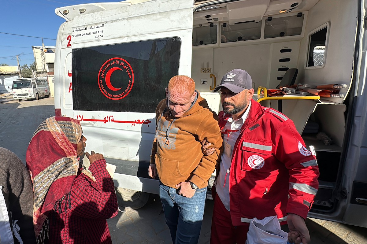 نقلت اللجنة الدولية للصليب الأحمر أربعة أسرى فلسطينيين إلى مستشفى شهداء الأقصى في دير البلح، وسط قطاع غزة، بعد إطلاق سراحهم من قبل القوات الإسرائيلية. ١٩ فبراير/شباط ٢٠٢٦. صورة: أحمد إبراهيم