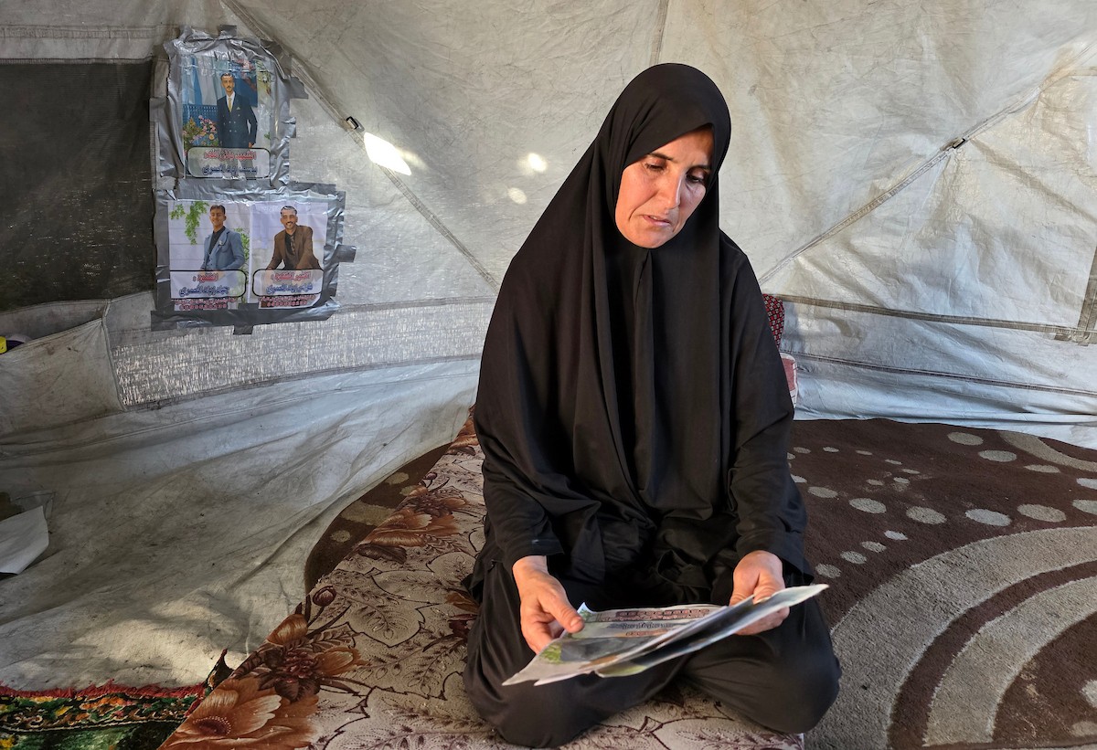 عائلة صبحية المصري النازحة من بيت حانون إلى خان يونس تواجه ظروفًا معيشية صعبة مع بداية شهر رمضان، بعد أن فقدت ثلاثة من أبنائها: شهيد، وأسير، ومفقود، 21 فبراير/شباط 2026. صورة: طارق محمد