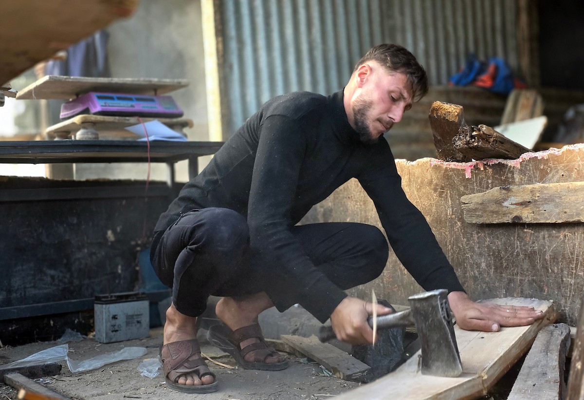 تلجأ العائلات الفلسطينية والباعة إلى استخدام الحطب والخشب لإعداد الطعام بسبب نقص غاز الطهي، خان يونس، جنوب قطاع غزة، 24 فبراير/شباط 2026.تصوير: طارق محمد/ (APA Images).