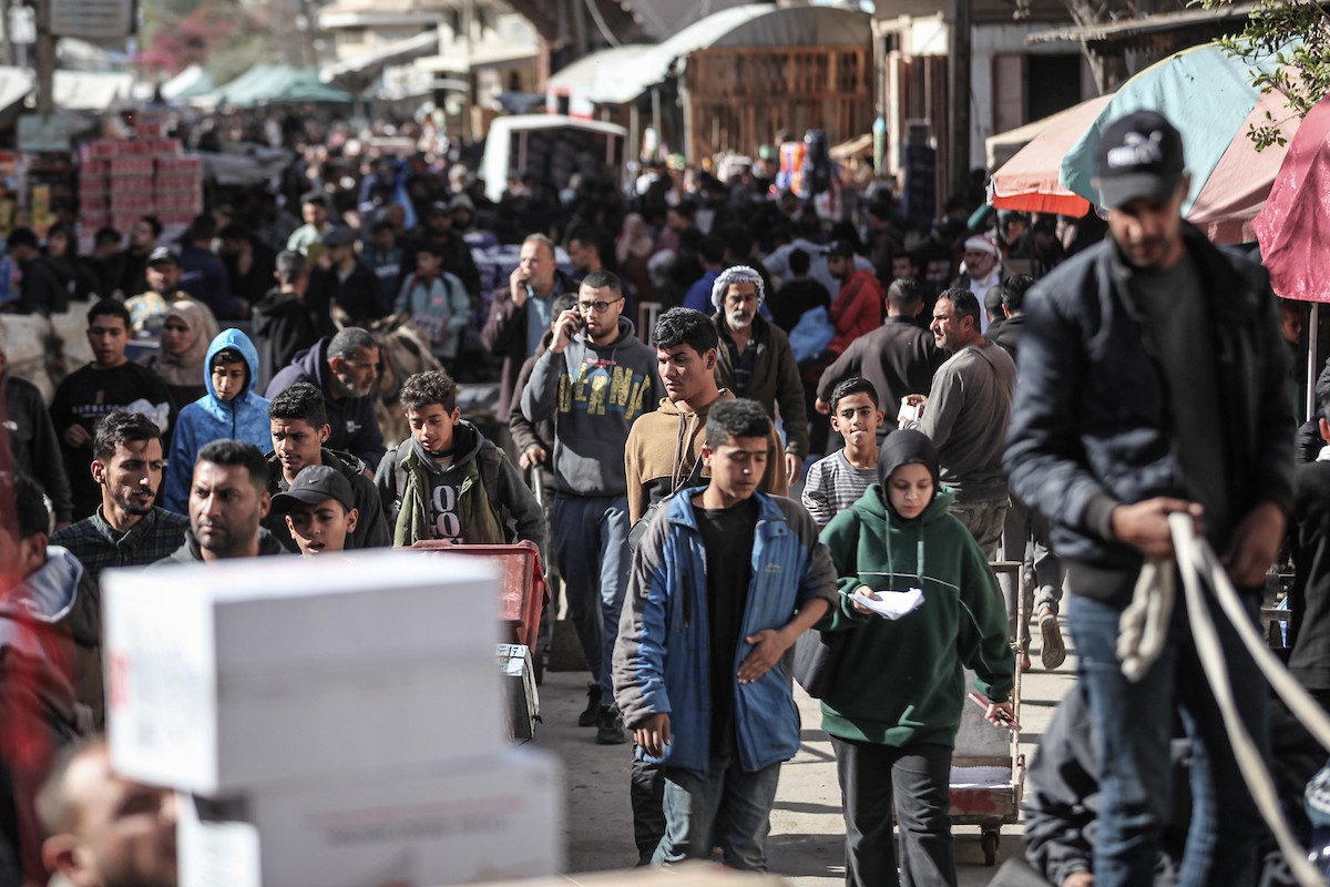 توافد الفلسطينيون بأعداد غفيرة  إلى السوق الشعبي في دير البلح، وسط قطاع غزة، في الأيام التي تسبق شهر رمضان، 12 فبراير/شباط 2026. تصوير: معز صالحي