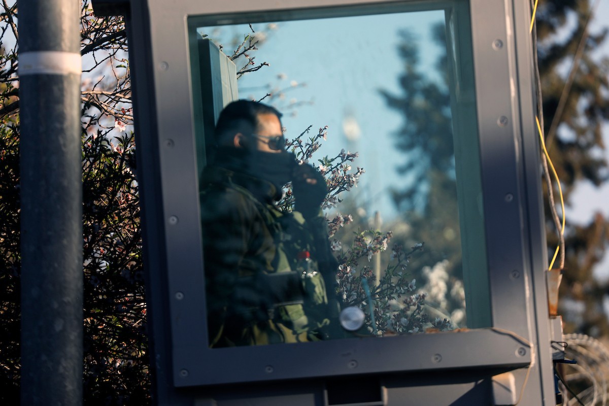 توافد المصلون بكثافة إلى نقطة تفتيش في بيت لحم، متجهين إلى المسجد الأقصى في القدس لأداء صلاتي الجمعة والتراويح، 20 فبراير/شباط 2026. صورة: مأمون وزواز