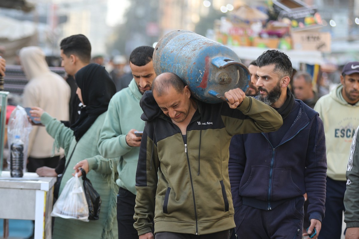 آلاء كريم نازحة في مخيم النصيرات وسط قطاع غزة، تفتح كشكًا لتحضير وبيع القطايف خلال أيام رمضان، في محاولة منها للتغلب على ظروف المعيشة القاسية وإعالة أسرتها بعد أن فقدت منزلها، 19 فبرايرشباط 2026. تصوير رمزي أبو عامر