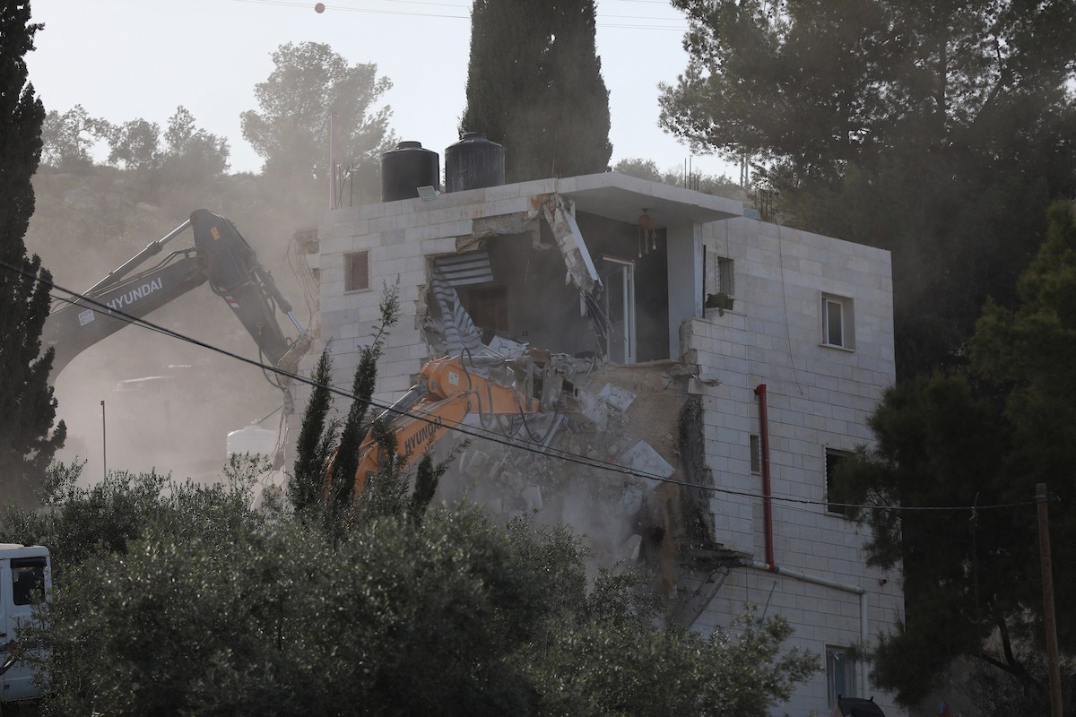 ردود فعل فلسطينية بعد أن هدمت القوات الإسرائيلية منزلاً فلسطينياً من ثلاثة طوابق بحجة عدم وجود رخصة بناء، في بلدة ترقوميا ، شمال غرب الخليل، بالضفة الغربية، في الأول من فبراير/شباط 2026. (صورة: مأمون وزواز)