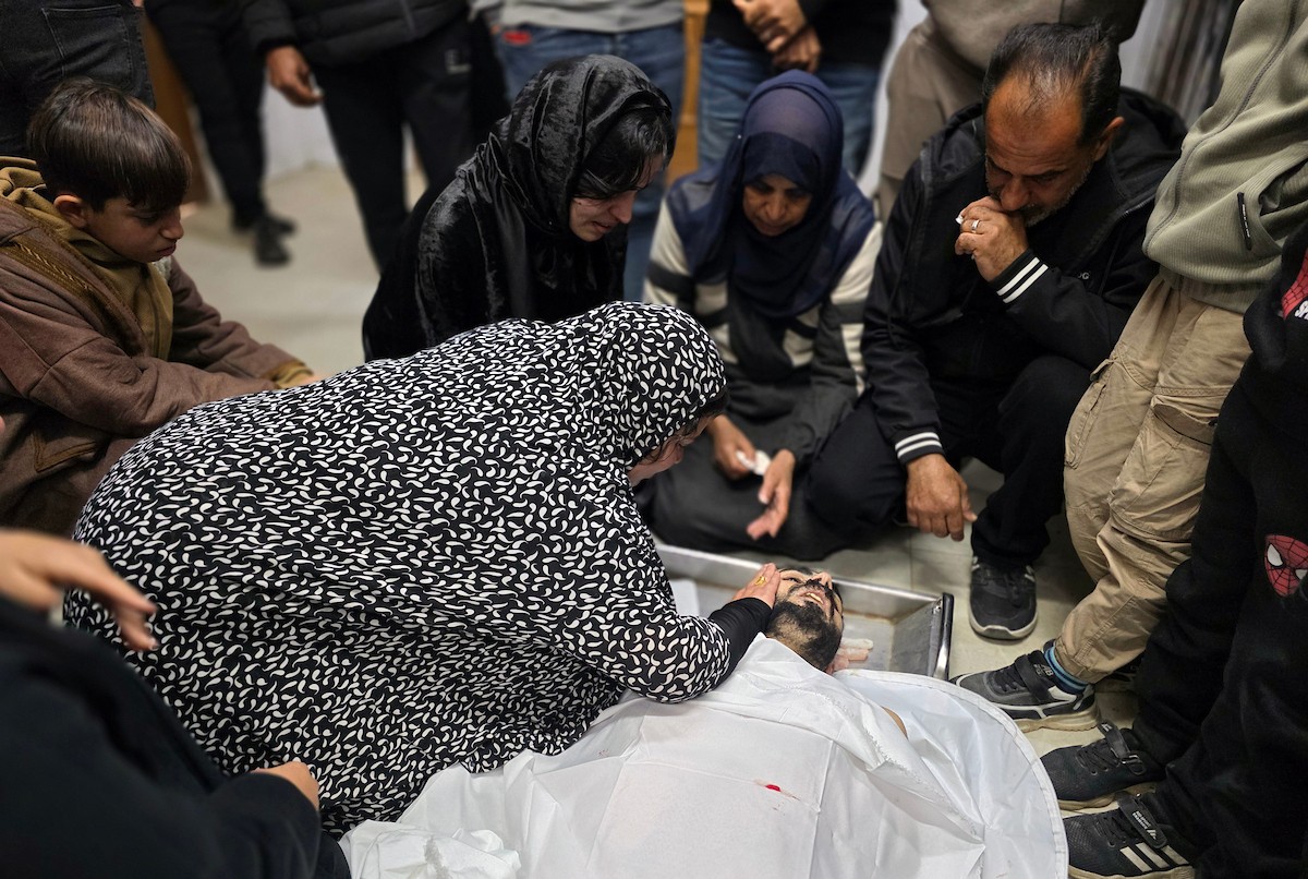 ودّعت والدة الفقيد عبد الحميد الفرا وأقاربه جثمانه للمرة الأخيرة في مشرحة مجمع ناصر الطبي، بعد استشهاده بنيران الجيش الإسرائيلي في منطقة التحلية، شرق خان يونس جنوب قطاع غزة. ١٩ فبراير ٢٠٢٦. تصوير: طارق محمد (APA Images)