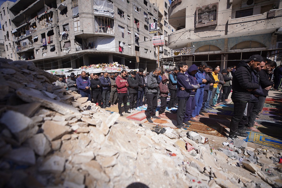 يؤدي الفلسطينيون صلاة الجمعة الثانية من شهر رمضان وسط أنقاض مسجد الكنز، الذي دُمر في هجمات إسرائيلية خلال الحرب، في مدينة غزة، 27 فبراير/شباط 2026. صورة: عمر أشتوي