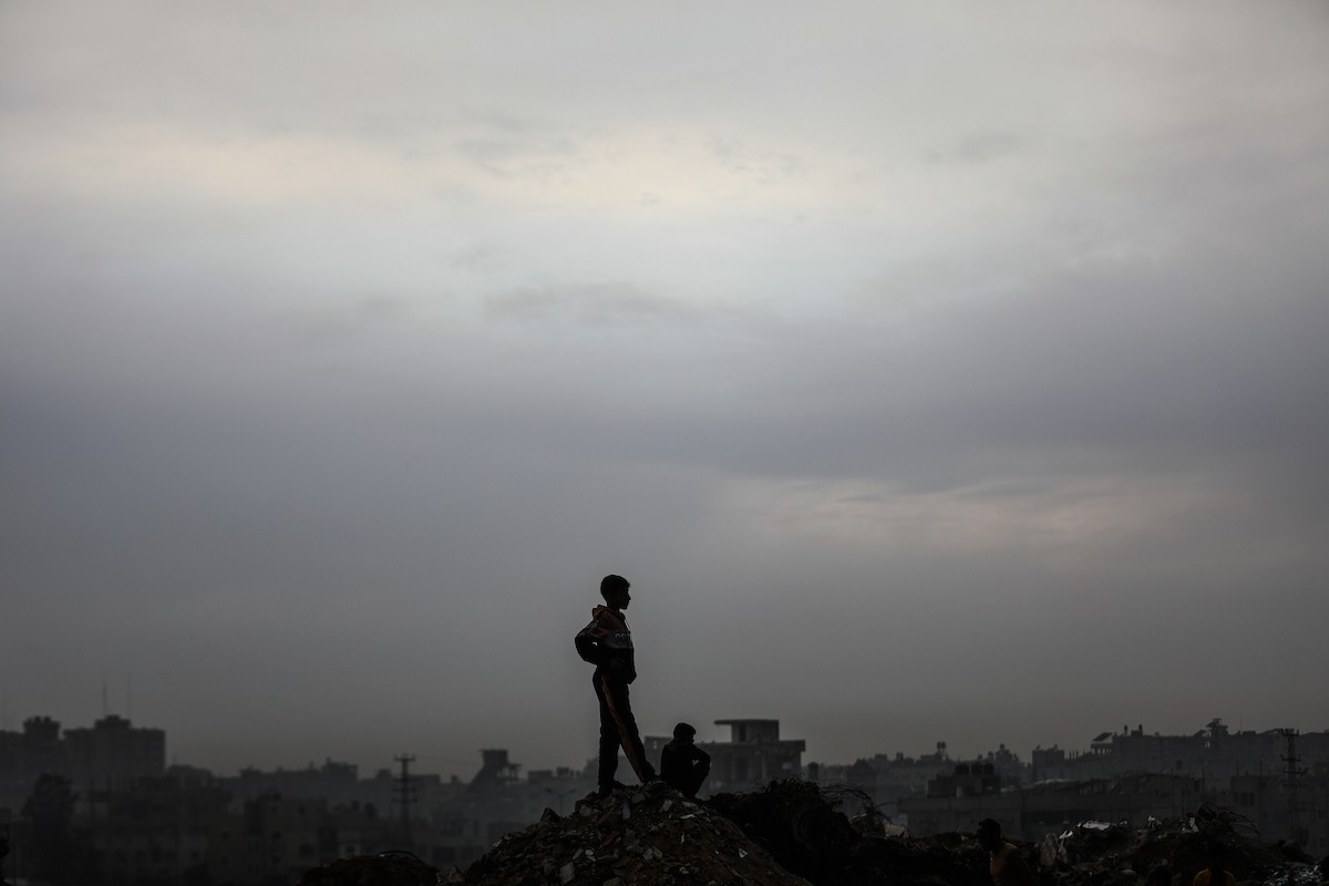 يعيش الفلسطينيون النازحون، وسط الأنقاض في خيام مؤقتة نُصبت في مخيم النصيرات للاجئين وسط قطاع غزة، في ظروف معيشية مزرية ونقص حاد في الاحتياجات الأساسية. ١ فبراير ٢٠٢٦. صورة: معز صالحي