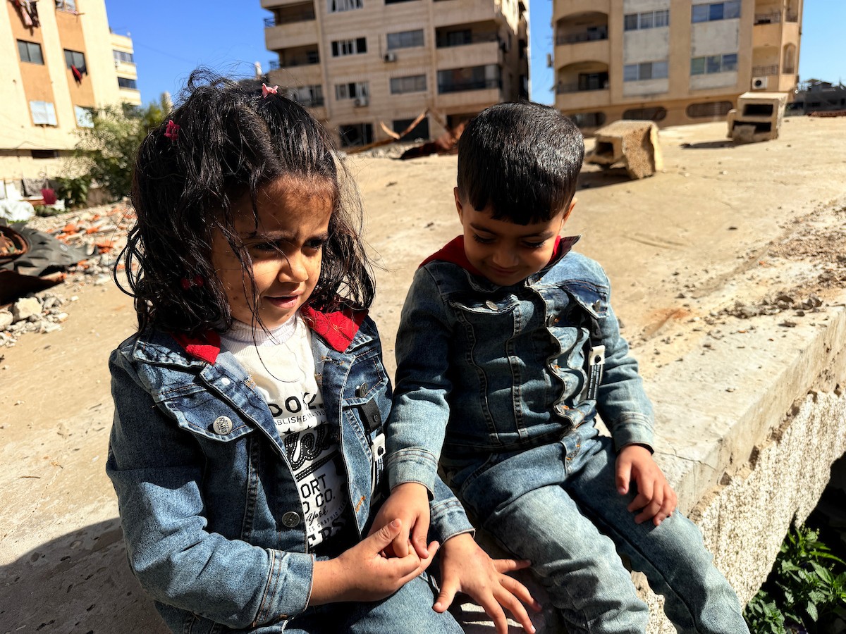 الطفلة الفلسطينية مريم دياب، 5 سنوات، تعيش مع عائلتها داخل خيمة للنازحين أسفل منزل مدمر جراء القصف في حي النصر بمدينة غزة. تعاني مريم من فشل نخاع العظم ونقص حاد في الصفائح الدموية، وهي تنتظر نقلها إلى الخارج لإجراء عملية زرع نخاع عظم قد تنقذ حياتها، 15 فبراير/شباط 2026. تصوير: محمد الأسود.