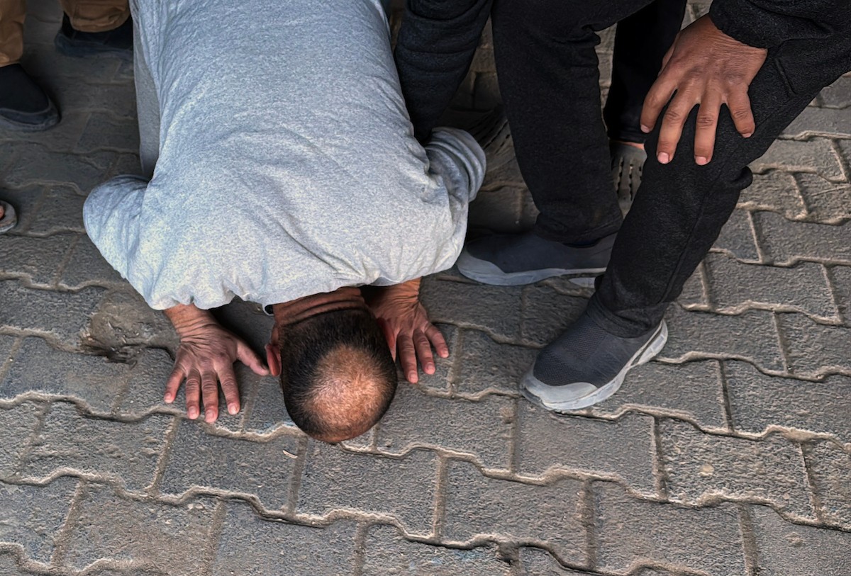 اجتمع أقارب وأحباء مجموعة من الأسرى الفلسطينيين الذين أفرجت عنهم القوات الإسرائيلية، أثناء نقلهم إلى مستشفى شهداء الأقصى لإجراء فحوصات طبية في دير البلح بوسط قطاع غزة، وذلك عبر اللجنة الدولية للصليب الأحمر، 23 فبراير/شباط 2026، (صورة: أحمد إبراهيم)