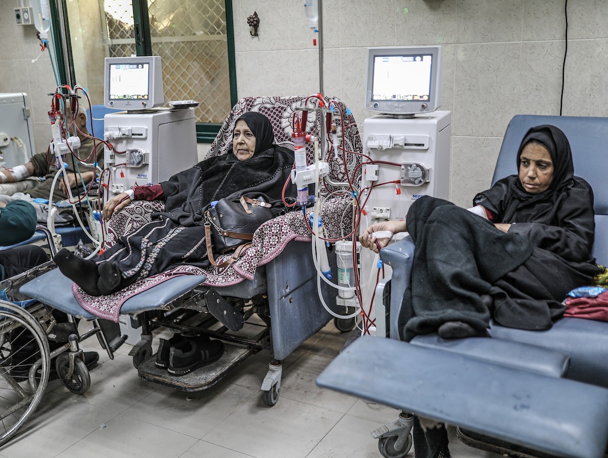 يخضع مرضى فلسطينيون مصابون بالفشل الكلوي لجلسات غسيل الكلى في مستشفى شهداء الأقصى بدير البلح، وسط وانتظار مستمر لفتح معبر رفح لتلقي العلاج خارج قطاع غزة، 1 فبراير/شباط 2026. تصوير: رمزي أبو عامر
