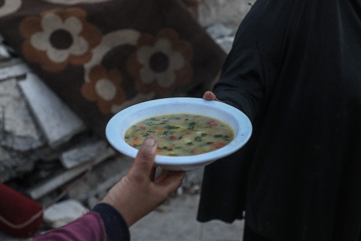 عائلة فلسطينية نازحة من بيت حانون تفطر في ثاني أيام رمضان في خيمة متداعية وسط أنقاض مسجد الحساينة على شاطئ مدينة غزة.19 فبراير/شباط 2026. تصوير: عمر أشتوي
