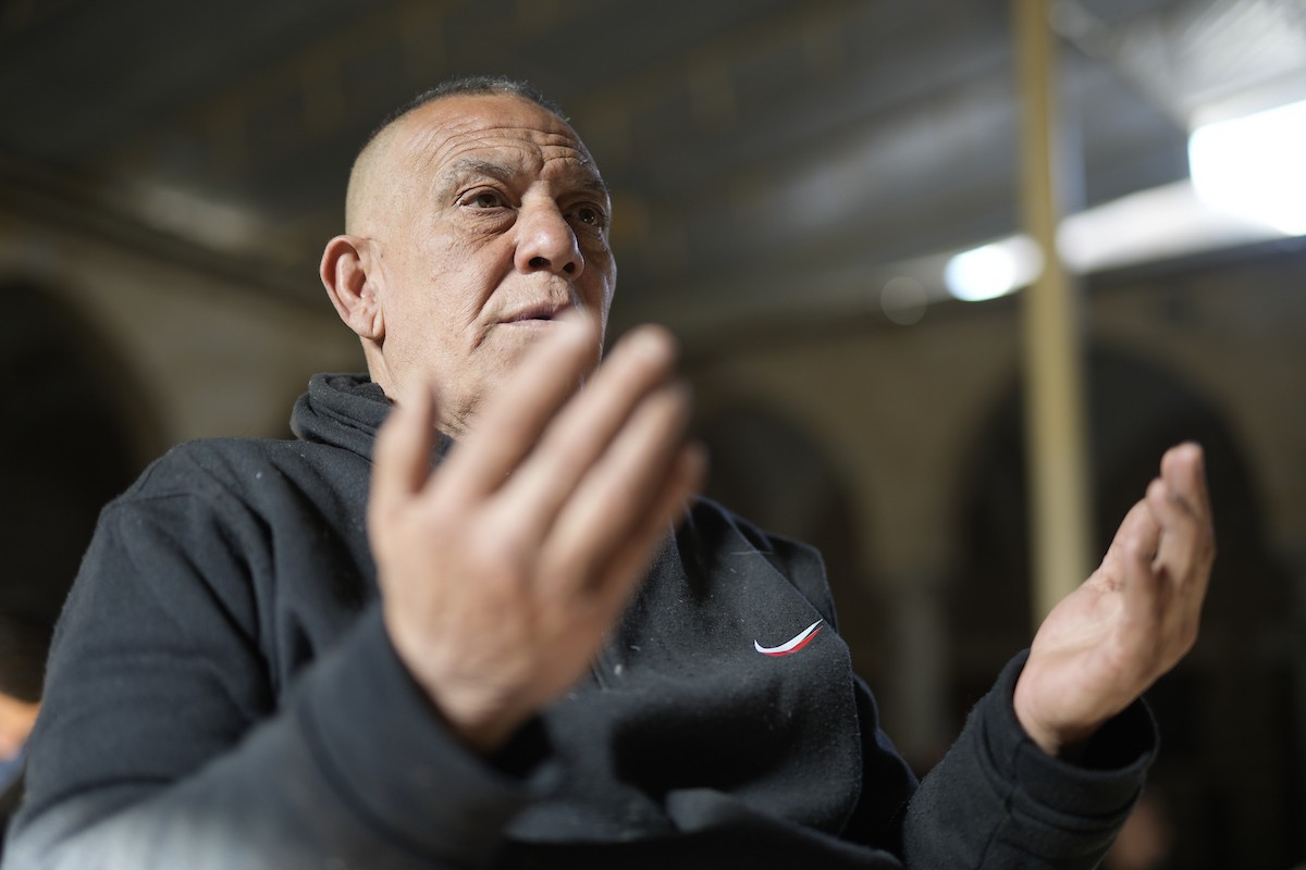 يُحيي الفلسطينيون أول أيام شهر رمضان المبارك في جامع السيد هاشم التاريخي بوسط مدينة غزة، ١٨ فبراير ٢٠٢٦. تصوير: عمر أشتوي