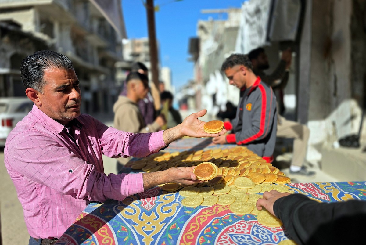 سليم البيوك ُيعدّ معجنات القطايف التقليدية باستخدام أساليب بدائية تعتمد على الحطب والنارمُواصلاً إحياء تقاليد شهر رمضان منذ أكثر من 20 عاماً، في سوق كراج رفح في خان يونس، جنوب قطاع غزة، في 12 فبراير/شباط 2026.تصوير: طارق محمد