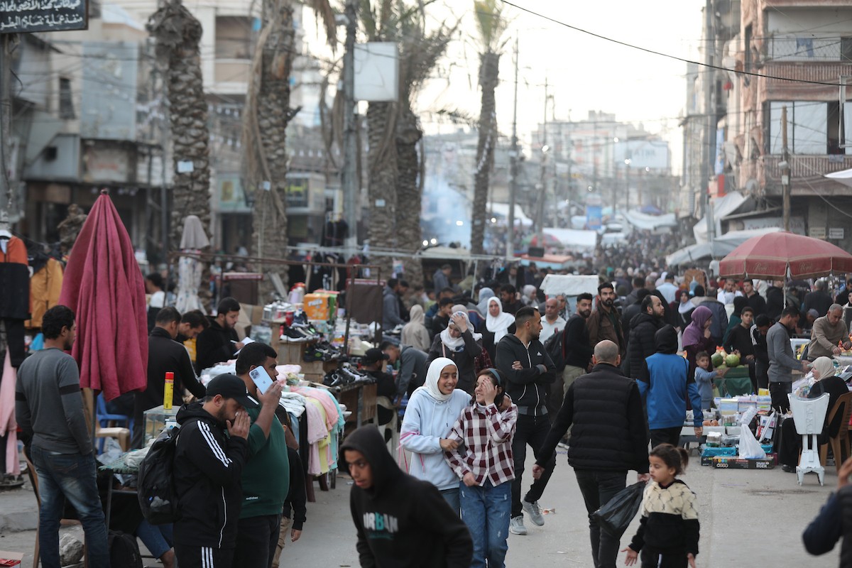 استقبل الفلسطينيون حلول شهر رمضان بفرح واحتفال في مخيم النصيرات للاجئين، بعد عامين من حرب جلبت معاناة هائلة للسكان في قطاع غزة، وسط قطاع غزة، 17 فبراير/شباط 2026. تصوير: معز صالحي