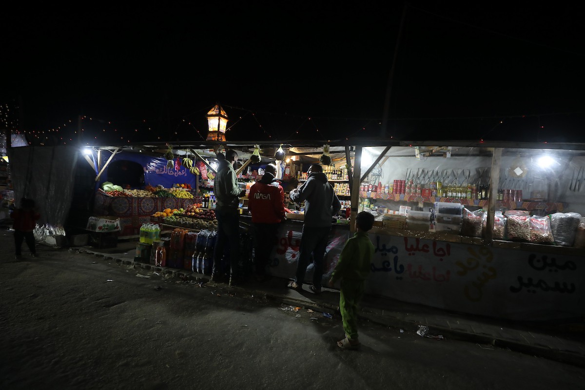 يبيع الباعة الفلسطينيون الطعام وغيره من السلع في سوق بمدينة غزة خلال اليوم الخامس من شهر رمضان المبارك، 22 فبراير/شباط 2026. تصوير: عمر أشتوي