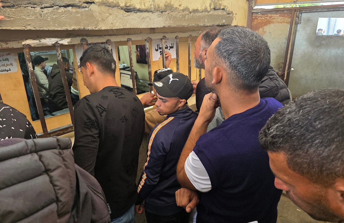 اصطف فلسطينيون أمام مكتب وزارة الداخلية في خان يونس، جنوب قطاع غزة، للحصول على بطاقات هوية خضراء، بدأت مكاتب وزارة الداخلية في قطاع غزة بإصدارها مؤخراً بالتنسيق مع رام الله. ٢٥ فبراير/شباط ٢٠٢٦. تصوير: طارق محمد