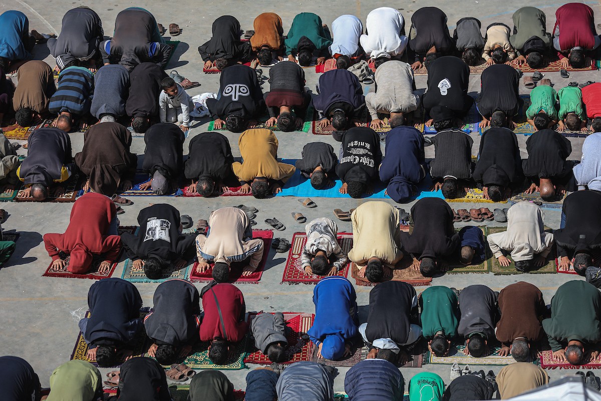 يؤدي المصلون الفلسطينيون صلاة الجمعة خلال شهر رمضان المبارك في مدرسة صلاح الدين، التي حُوِّلت إلى مأوى للفلسطينيين النازحين في ظل الحرب الإسرائيلية الحماسية، بمدينة غزة، يوم الجمعة 20 فبرايرشباط 2026. تصوير عمر أشتوي