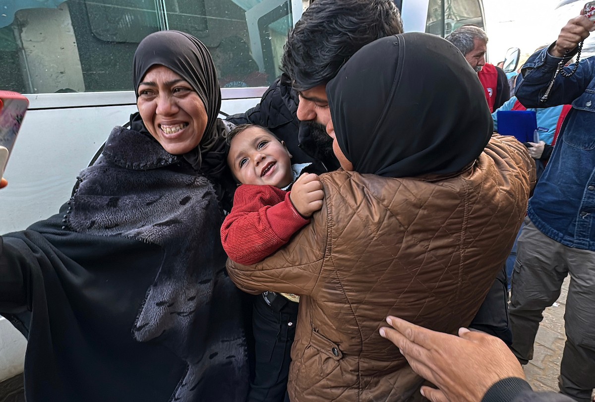 نقلت اللجنة الدولية للصليب الأحمر ثمانية أسرى فلسطينيين إلى مستشفى شهداء الأقصى في دير البلح، وسط قطاع غزة، بعد إطلاق سراحهم من قبل القوات الإسرائيلية. ٢٦ فبراير/شباط ٢٠٢٦. صورة: أحمد إبراهيم