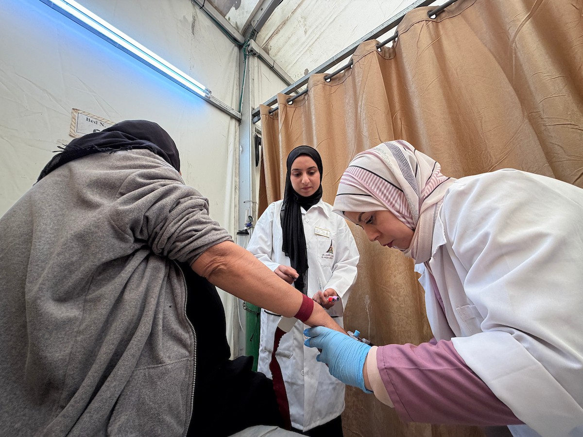 أطباء أجانب، ضمن وفد طبي وصل إلى قطاع غزة، يقدمون خدماتهم ويجرون عمليات جراحية للجرحى، ويتبادلون خبراتهم مع الأطباء والممرضين في مجمع ناصر الطبي بخان يونس،١٥ فبراير/شباط ٢٠٢٦. صورة: محمد سلامة  (APA Images)