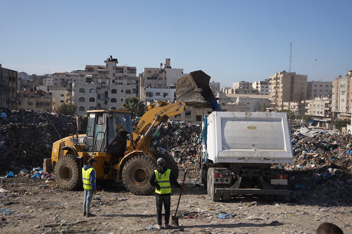 برنامج الأمم المتحدة الإنمائي يطلق عمليات تنظيف في أحد أكبر مواقع النفايات بمدينة غزة، والذي يُشكّل خطراً جسيماً على الصحة العامة، في منطقة سوق فراس على طول شارع عمر المختار ، 11 فبراير/شباط 2026. (صورة: عمر أشتوي)