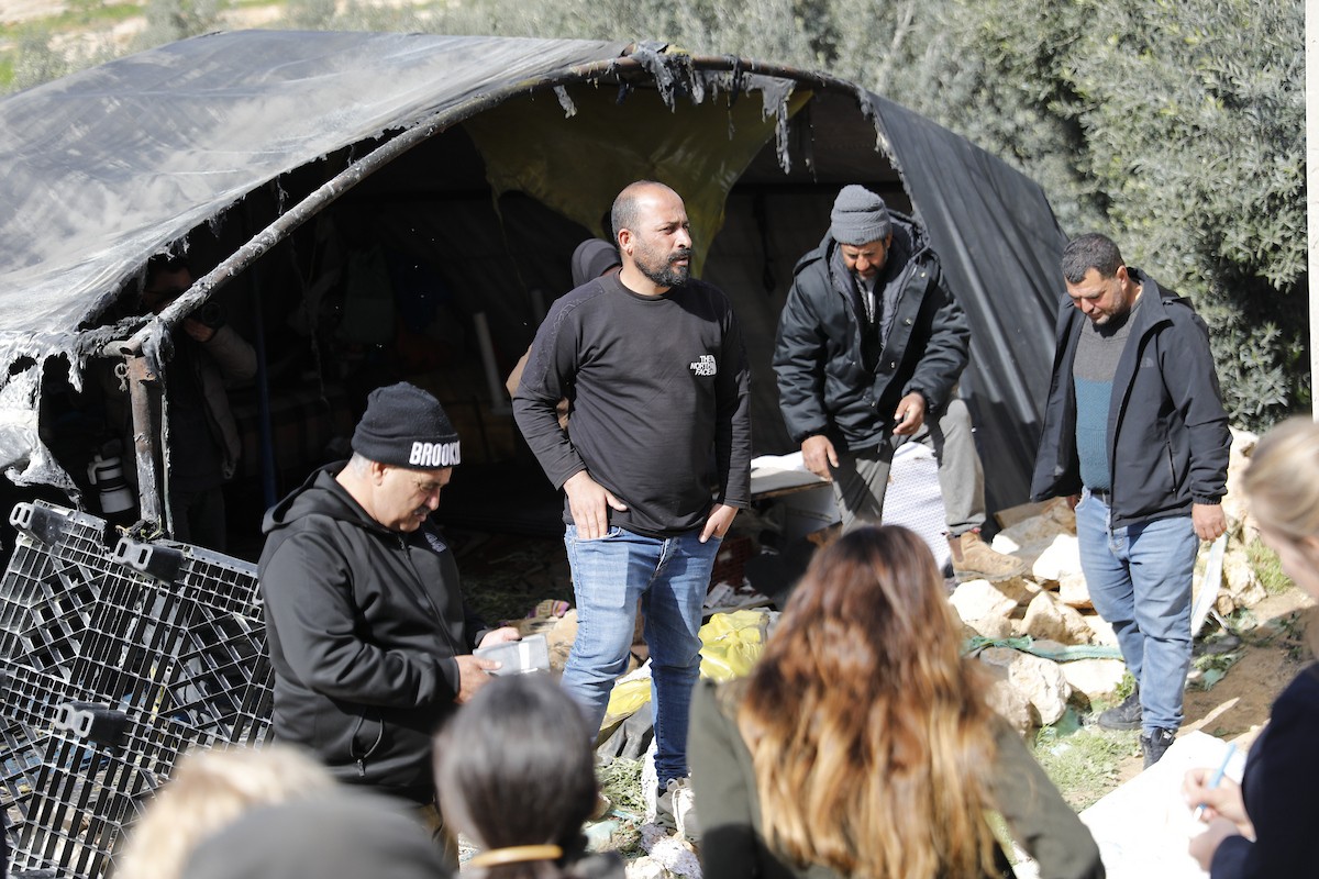 وفد دبلوماسي أوروبي يزور قرية سوسيا، جنوب الخليل، لتقييم الأضرار التي لحقت بالممتلكات الفلسطينية جراء هجمات المستوطنين، 25 فبراير/شباط 2026. تصوير: مأمون وزواز