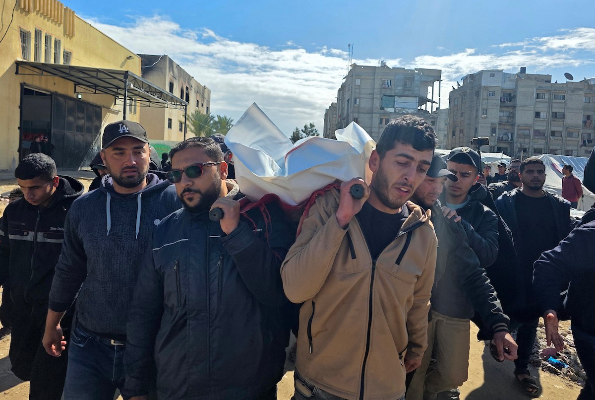 ودّع فلسطينيون ثلاثة جثامين في مستشفى ناصر بخان يونس، سقطوا في غارة جوية إسرائيلية استهدفتهم صباح اليوم في خان يونس، جنوب قطاع غزة، 27 فبراير/شباط 2026. صورة: طارق محمد