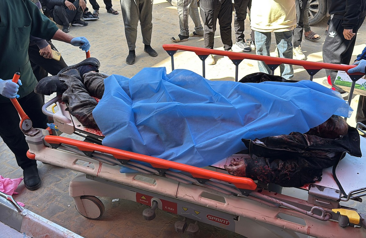 نُقلت جثامين اثنين من الفلسطينيين الثلاثة، بينهم امرأة، الذين قضوا نحبهم في هجمات شنها الجيش الإسرائيلي على قرية مصدر، إلى مستشفى شهداء الأقصى في دير البلح، وسط قطاع غزة، في 10 فبراير/شباط 2026. (صورة: أحمد إبراهيم)