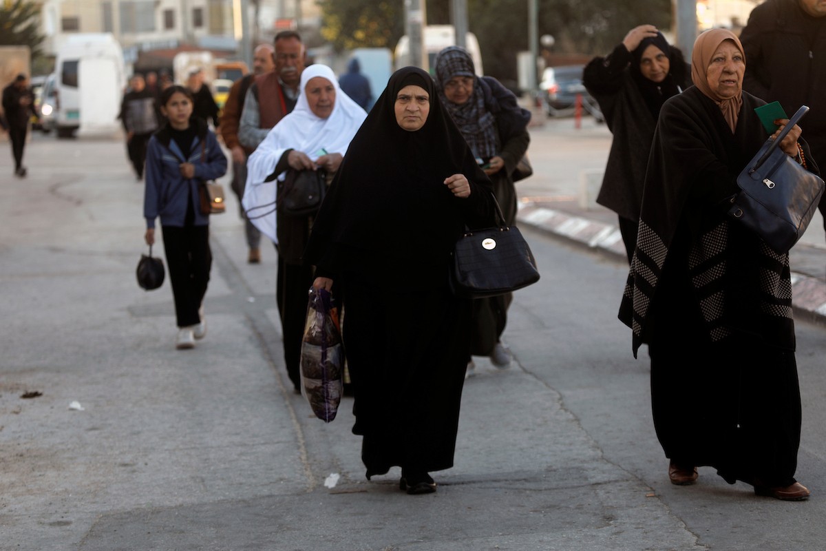 توافد المصلون بكثافة إلى نقطة تفتيش في بيت لحم، متجهين إلى المسجد الأقصى في القدس لأداء صلاتي الجمعة والتراويح، 20 فبراير/شباط 2026. صورة: مأمون وزواز