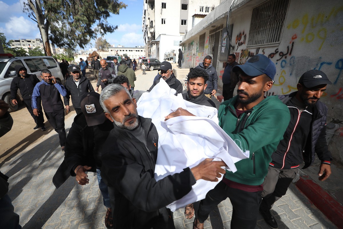 ودّع فلسطينيون جثماني مواطنين اثنين في مستشفى الشفاء بمدينة غزة. استشهد الرجلان في هجوم إسرائيلي استهدف مجموعة من المدنيين قرب حديقة المحطة في شارع يافا، شرق مدينة غزة، في 26 فبراير/شباط 2026. (صورة: عمر أشتوي)