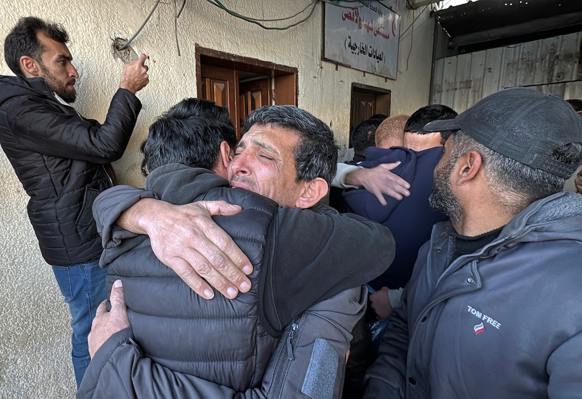 اجتمع أقارب وأحباء مجموعة من الأسرى الفلسطينيين الذين أفرجت عنهم القوات الإسرائيلية، أثناء نقلهم إلى مستشفى شهداء الأقصى لإجراء فحوصات طبية في دير البلح بوسط قطاع غزة، وذلك عبر اللجنة الدولية للصليب الأحمر، 23 فبراير/شباط 2026، (صورة: أحمد إبراهيم)