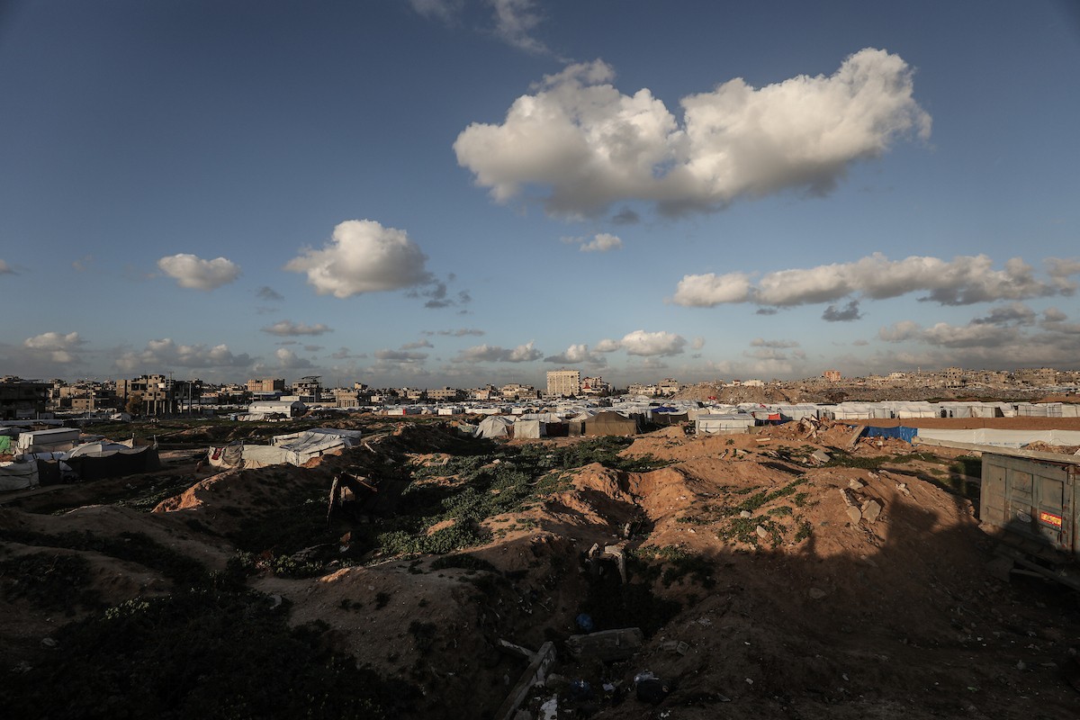 عائلة فلسطينية نازحة تتناول فطورها خلال شهر رمضان داخل خيمة متداعية في مخيم النصيرات للاجئين وسط قطاع غزة. تواجه العائلات النازحة ظروفًا معيشية قاسية نتيجة الحرب، مع انعدام الدخل ونقص حاد في المساعدات الإنسانية، 26 فبراير/شباط 2026. تصوير: معز صالحي