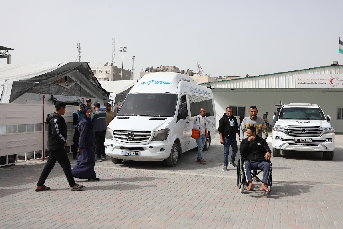 مركبات تابعة للأمم المتحدة تنقل عدداً من الجرحى ومرافقيهم من المقر الميداني لجمعية الهلال الأحمر الفلسطيني في خان يونس إلى معبر كرم أبو سالم لتلقي العلاج الطبي في الخارج،2 فبراير/شباط 2026